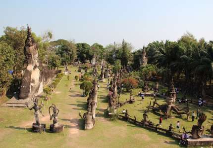 Công viên Phật giáo ở Lào có hơn 200 bức tượng Phật và Hindu