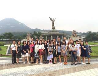Đoàn chụp ảnh lưu niệm tại Nhà xanh - Phủ tổng thống Hàn Quốc