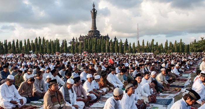 7lehoitruyenthongindonesiabannhatdinhphaitrainghiem1 Lễ hội Ramadan