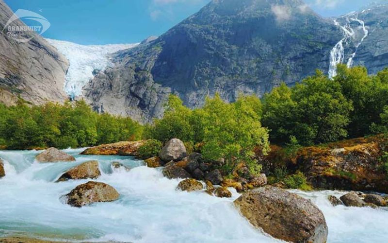 Briksdal Glacier, là sông băng lớn nhất của lục địa Châu Âu