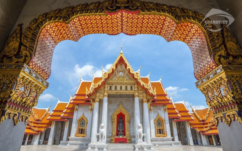 Chùa Cẩm Thạch (Wat Benchamabophit)