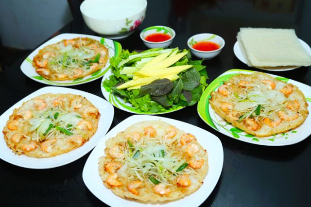 Món bánh xèo tôm nhẩy thơm ngon tại Quy Nhơn