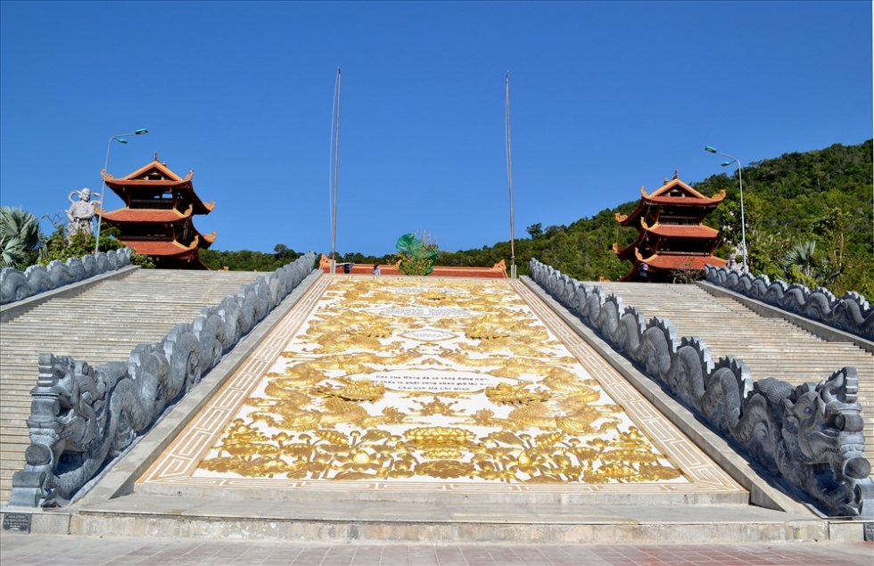 buc-tranh-cham-khac-hinh-rong Bức tranh chạm khắc rồng phượng giữa cầu thang lên chính điện