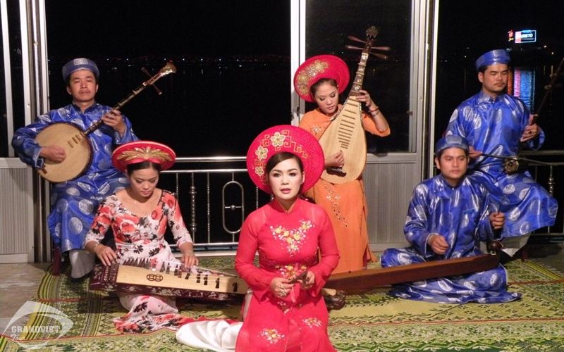 Ca Huế trên sông Hương