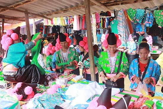 Phiên chợ đông đúc người mua bán