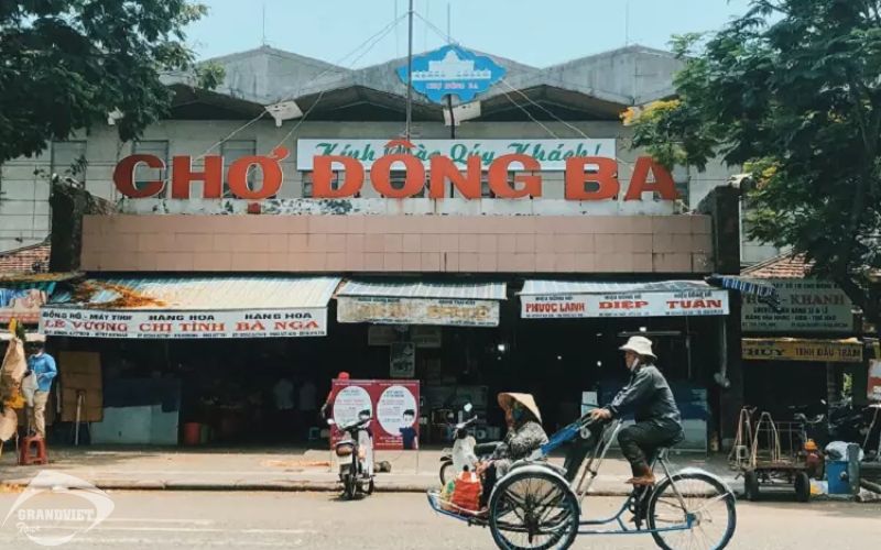 Ảnh đoàn của Grand Viet Tour tham quan tại Huế