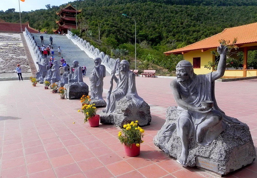chua-ho-quoc-du-lich-phu-quoc-1 Tượng các vị la hán bằng đá trong sân chùa