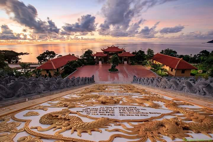 chua-ho-quoc-o-dao-phu-quoc-1 Cảnh chùa hướng ra biển rất đẹp