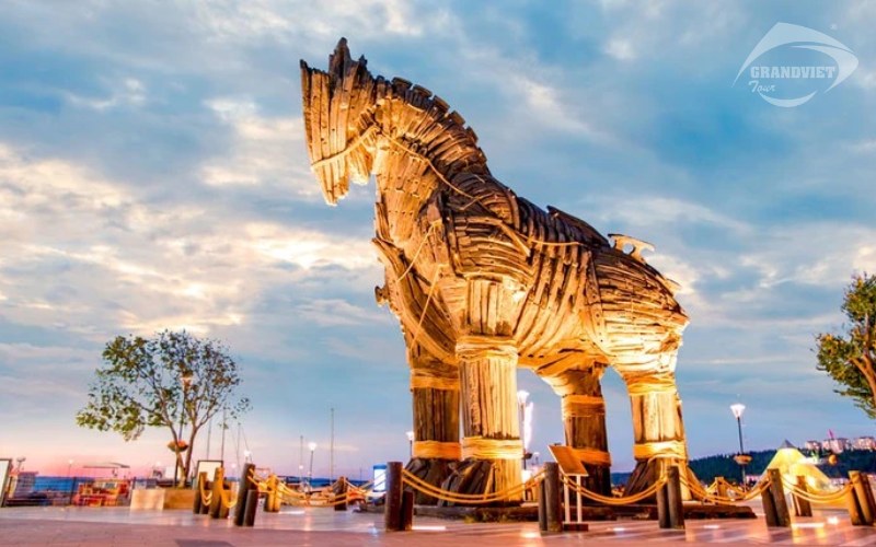 Con Ngựa cổ Holywood thành Troy