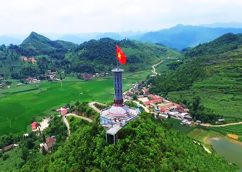 cotcolungcuhagiangnoidiadaucuatoquoc2 Cột Cờ Lũng Cú – Hà Giang nơi địa đầu Tổ quốc