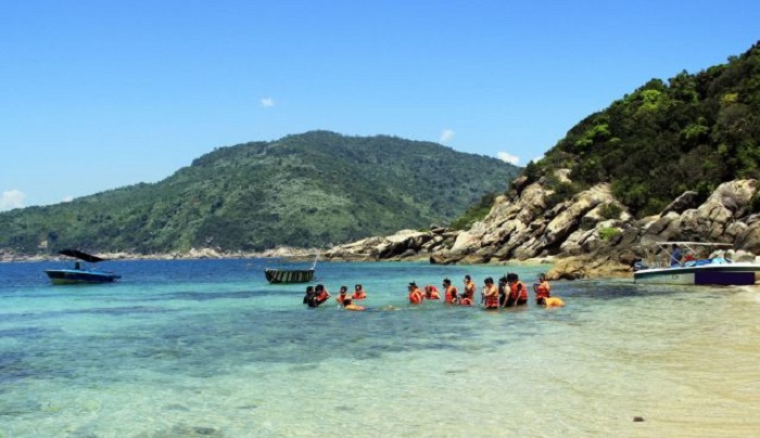 daohonchao-honngocxanhgiuaphobiendanang1 Đảo Hòn Chảo