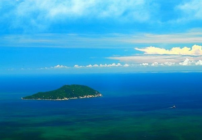 daohonchao-honngocxanhgiuaphobiendanang3 Đảo Hòn Chảo nhìn từ xa