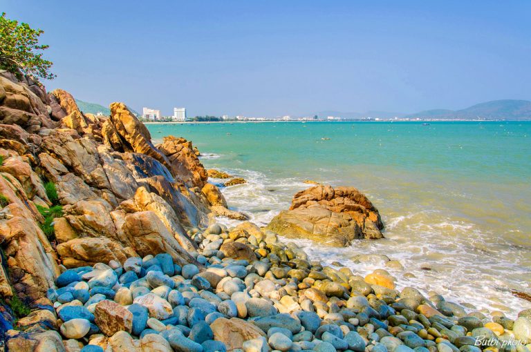 Bãi đá lý tưởng cho các bạn tắm biển