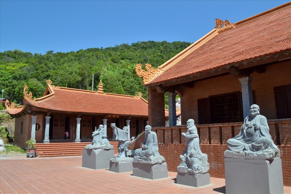 day-nha-tho-to-phia-sau-chua Dãy nhà thờ tổ phía sau chùa
