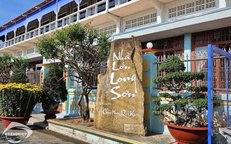 Nhà Lớn Long Sơn