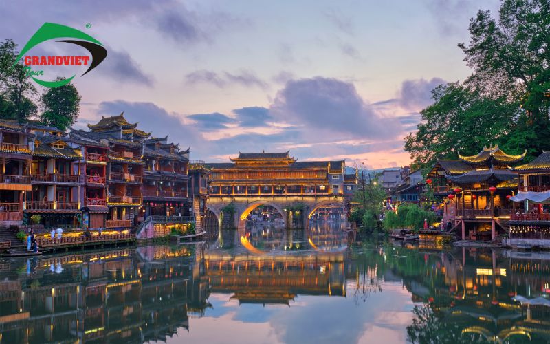 Khám phá Phượng Hoàng Cổ Trấn