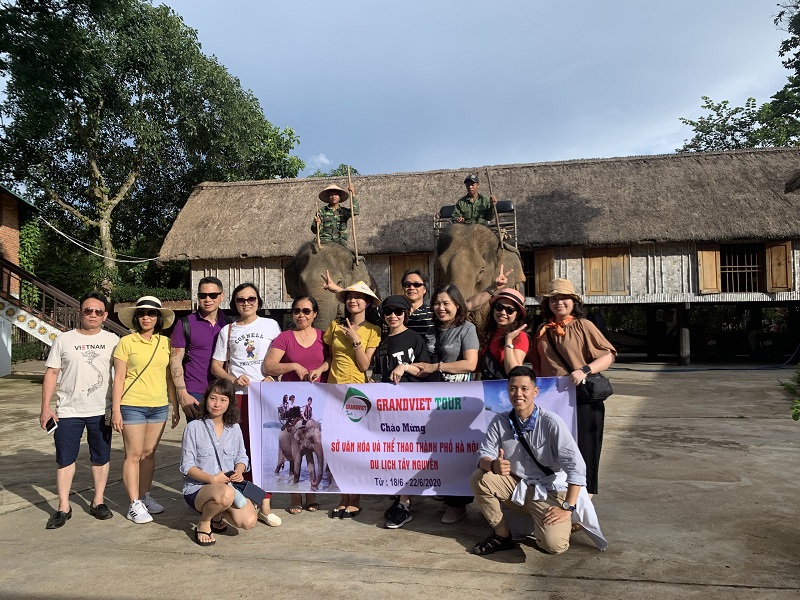 Ảnh đoàn của Grand Viet Tour tham quan Tây Nguyên