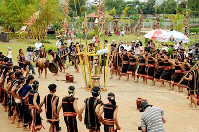 Không khí lễ hội đua voi