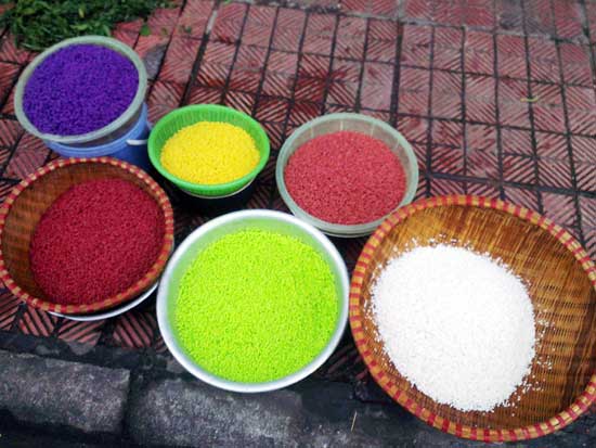 Gạo thổi xôi được ngâm ra màu
