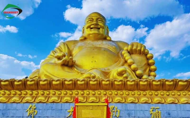 Tượng Phật Di Lặc - Núi Cẩm Bình