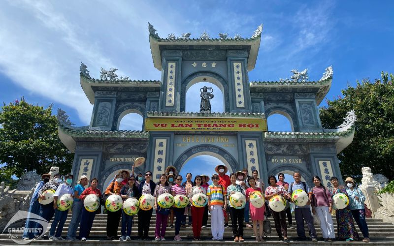 Ảnh đoàn của Grand Viet Tour tham quan