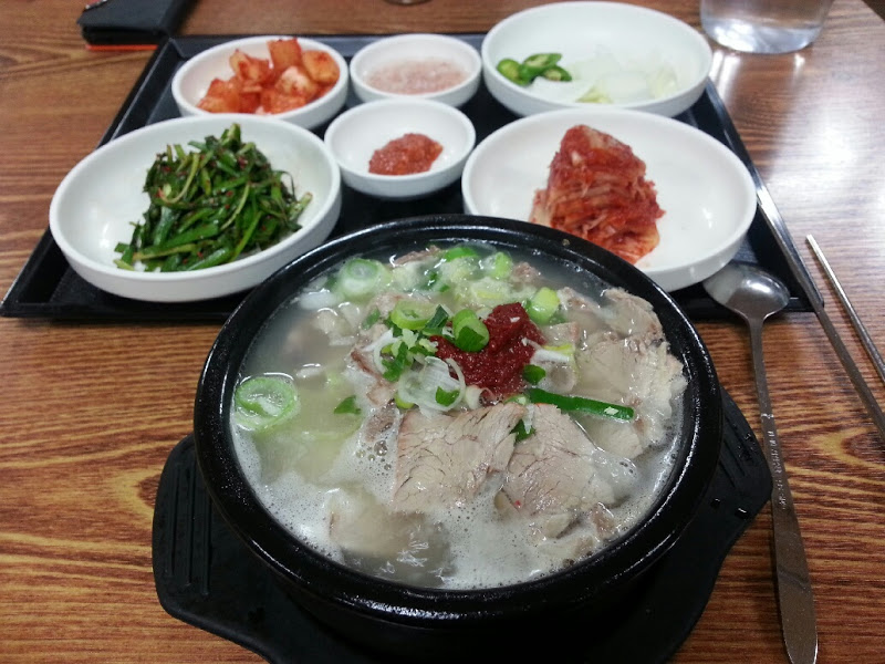 canh-thit-lon-dwaeji-gukbap Canh thịt lợn - Dwaeji gukbap