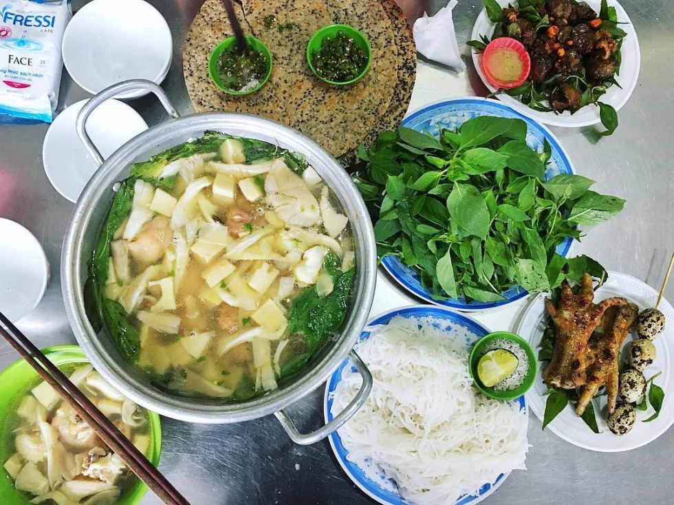 8-dia-diem-an-uong-ly-tuong-khi-di-du-lich-nha-trang-da-lat-5 Lẩu Gà Lá É thơm ngon tại Nha Trang
