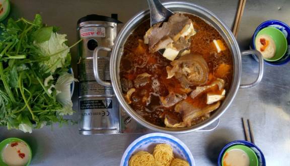 8-dia-diem-an-uong-ly-tuong-khi-di-du-lich-nha-trang-da-lat-8 Lẩu bò tại quán Gỗ