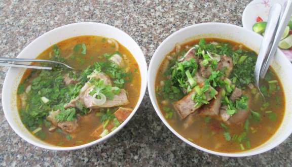 8-dia-diem-an-uong-ly-tuong-khi-di-du-lich-nha-trang-da-lat-9 Bánh canh Xuân An hấp dẫn