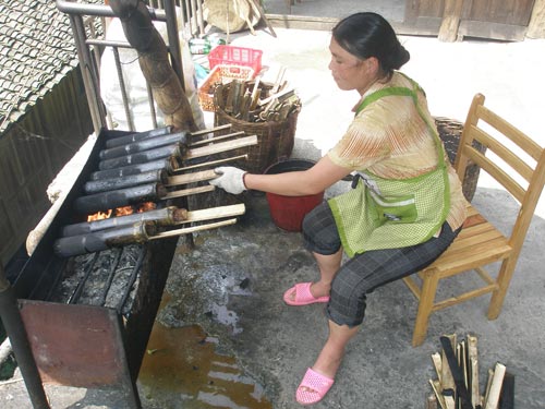com-lam Người dân tự tay làm cơm lam