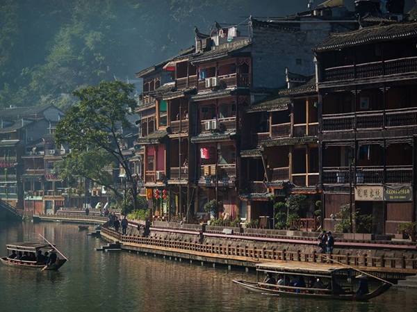 Con đường bên bờ sông Đà Giang