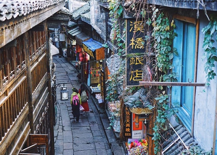 Hàng quán tại Phượng Hoàng Cổ Trấn