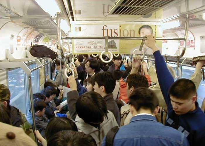 khong-chen-len-tren-tau-dien Không xô đẩy chen lấn trên tàu điện ngầm đông đúc ở nhật