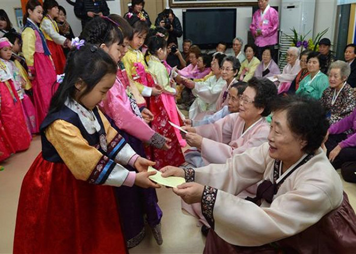 phat-li-xi-dip-tet Người lớn phát lì xì cho trẻ nhỏ
