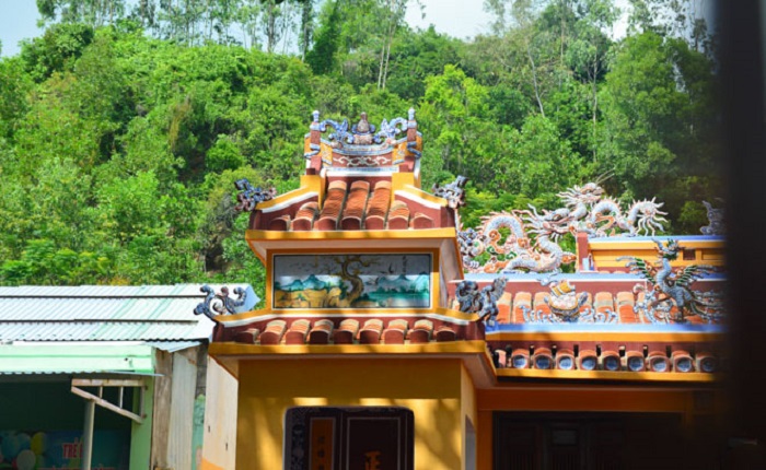 thamquandinhxuanduongtrenlangdisandanang-1