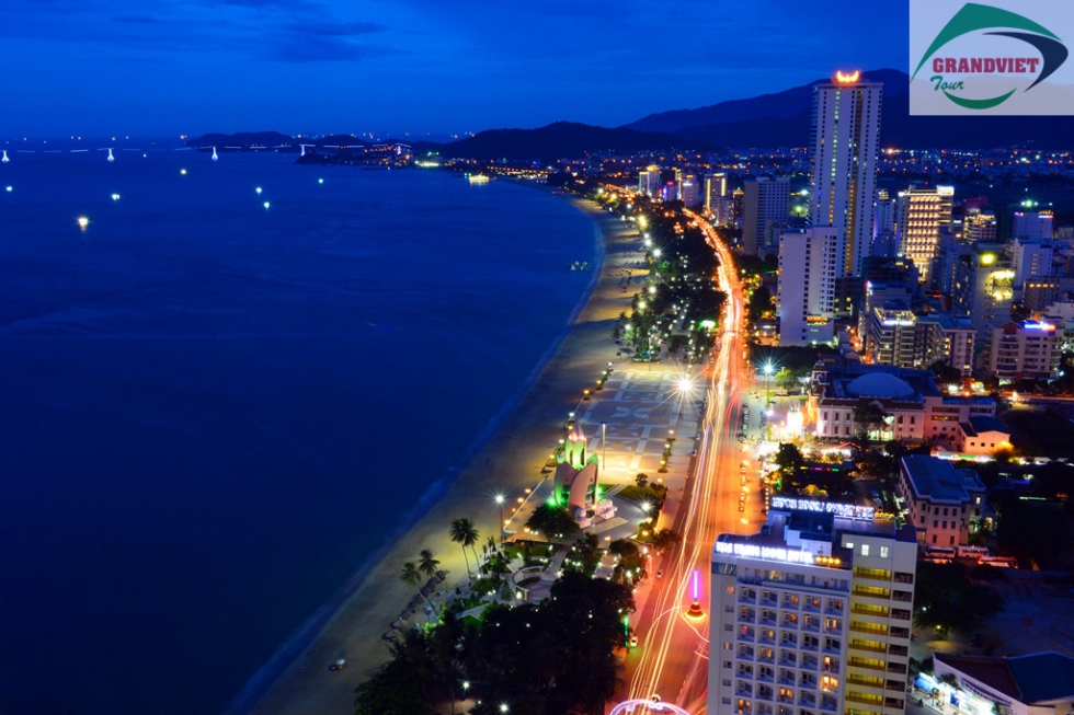 tour-du-lich-nha-trang-da-lat-6-ngay-5-dem-3 Thành phố Nha Trang về đêm rực rỡ và lộng lẫy