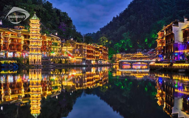 Phượng Hoàng Cổ Trấn về đêm