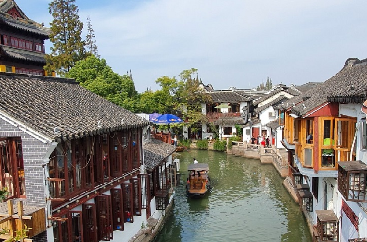 Một trong những trải nghiệm đáng giá nhất khi đến phố cổ Chu Gia Giác chính là đi bộ dọc các con ngõ nhỏ ven kênh