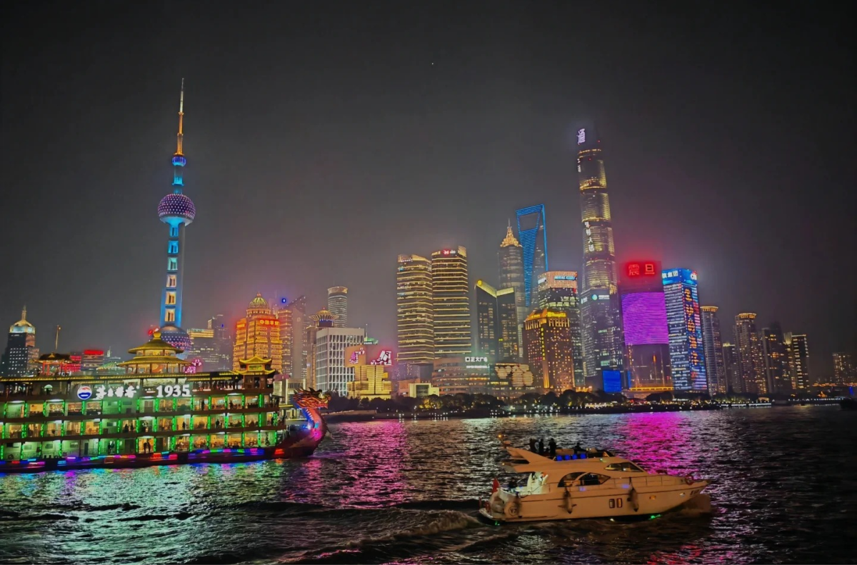 Du thuyền đêm – Bản giao hưởng ánh sáng trên mặt nước