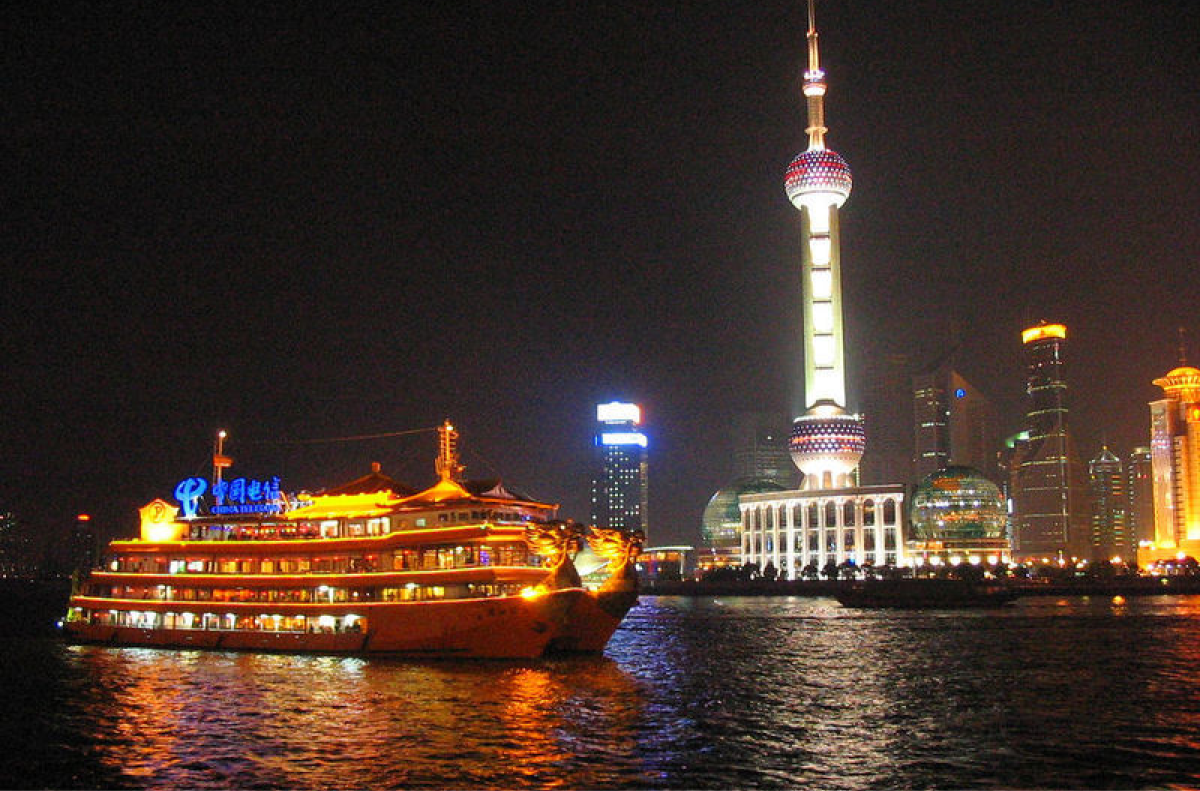 Du thuyền trên sông Hoàng Phố về đêm