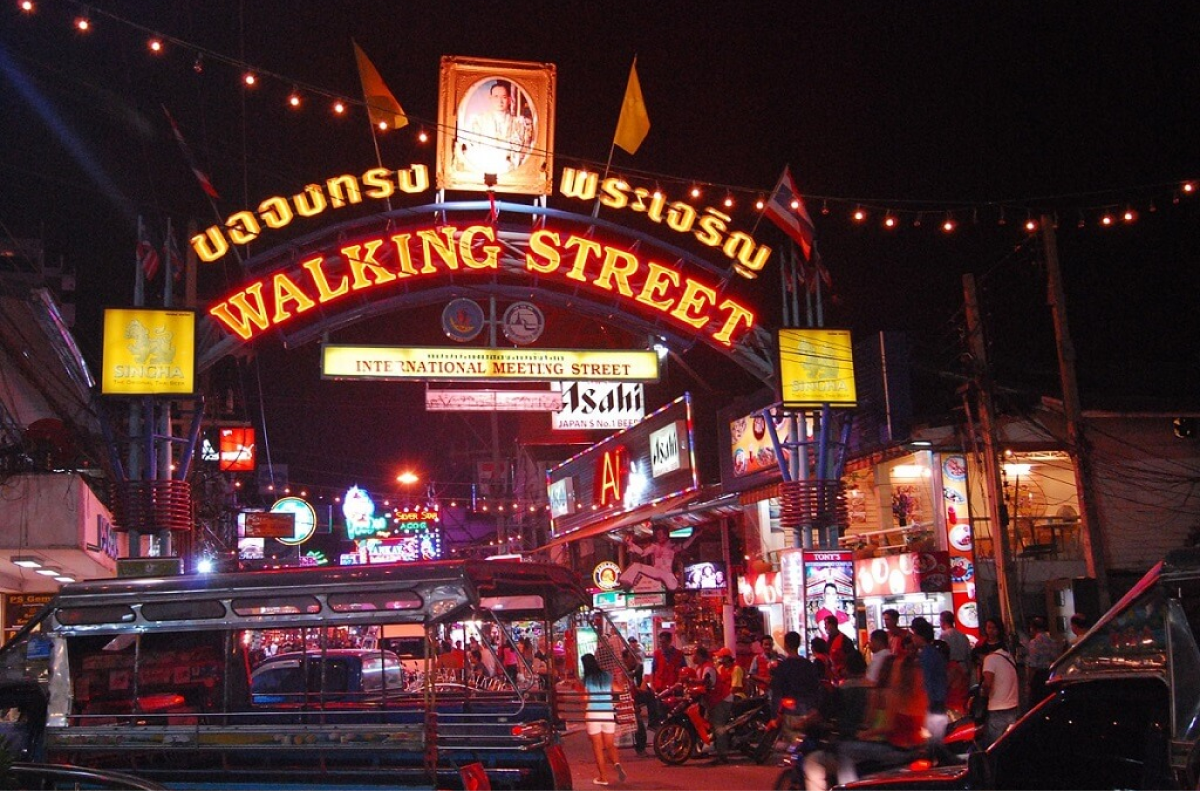 Phố Đi Bộ Pattaya (Walking Street) – Nhịp Đập Của "Thành Phố Không Ngủ"