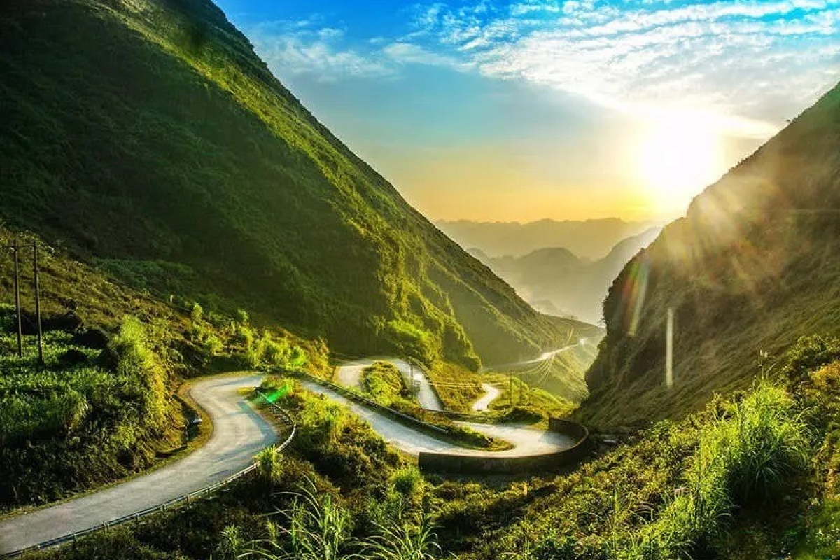 Đèo Mã Pí Lèng chính là con đường uốn lượn giữa núi