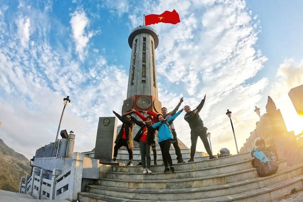 Cột cờ Lũng Cú là một trong những biểu tượng thiêng liêng nhất khi nhắc đến check-in Hà Giang