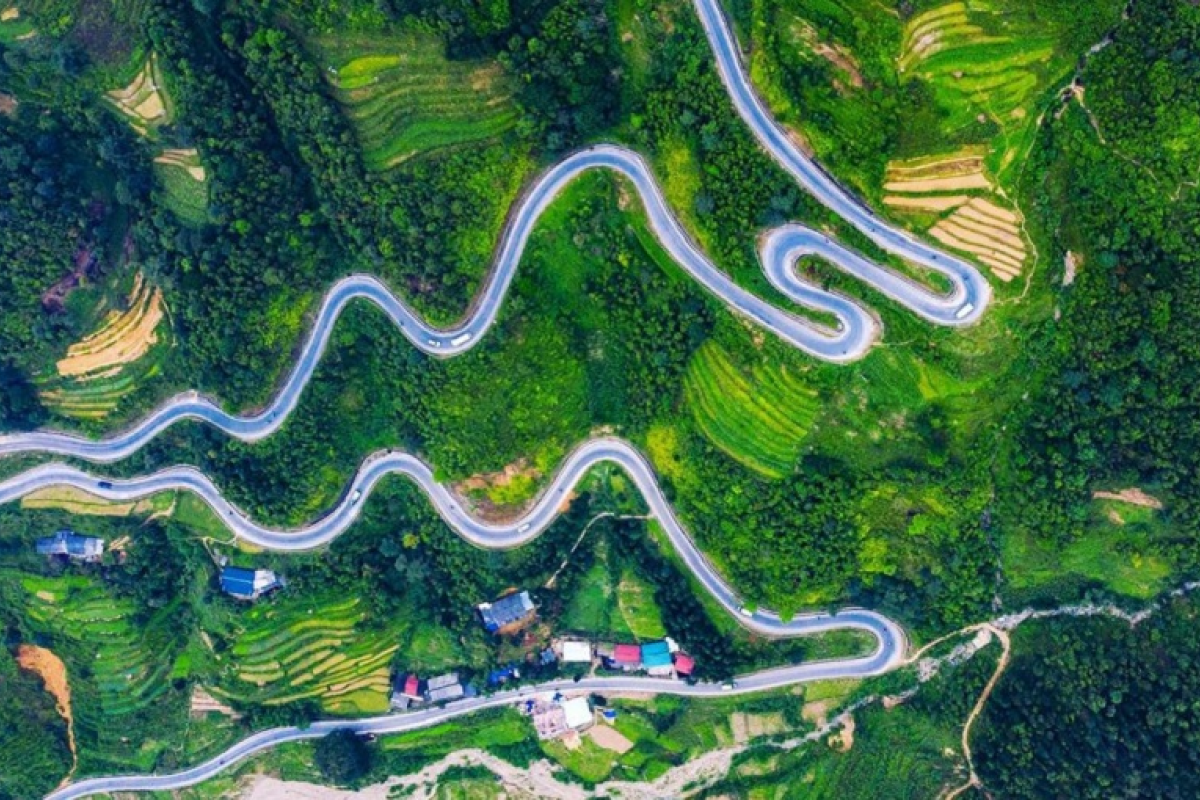 Nằm giữa cao nguyên đá Đồng Văn, đèo Mã Pí Lèng là điểm đến thu hút du khách nhờ cảnh quan thiên nhiên độc đáo