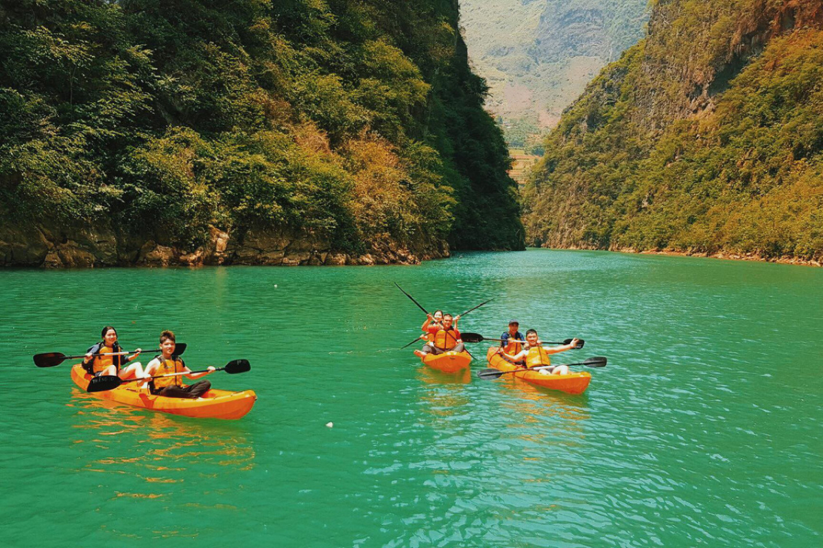 Đi thuyền trên sông Nho Quế – tận hưởng vẻ đẹp xanh ngọc hiếm có