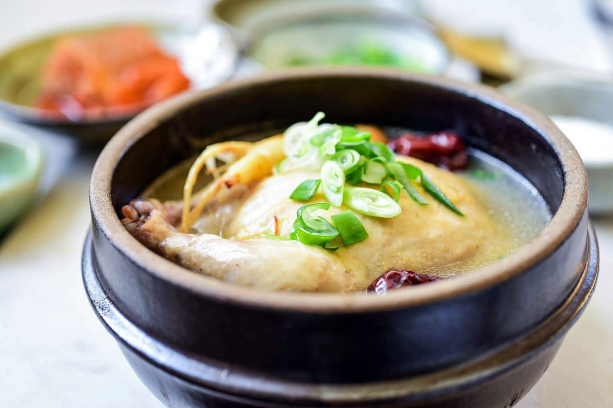 Gà hầm nhung hươu (Deo-san Samgyetang)