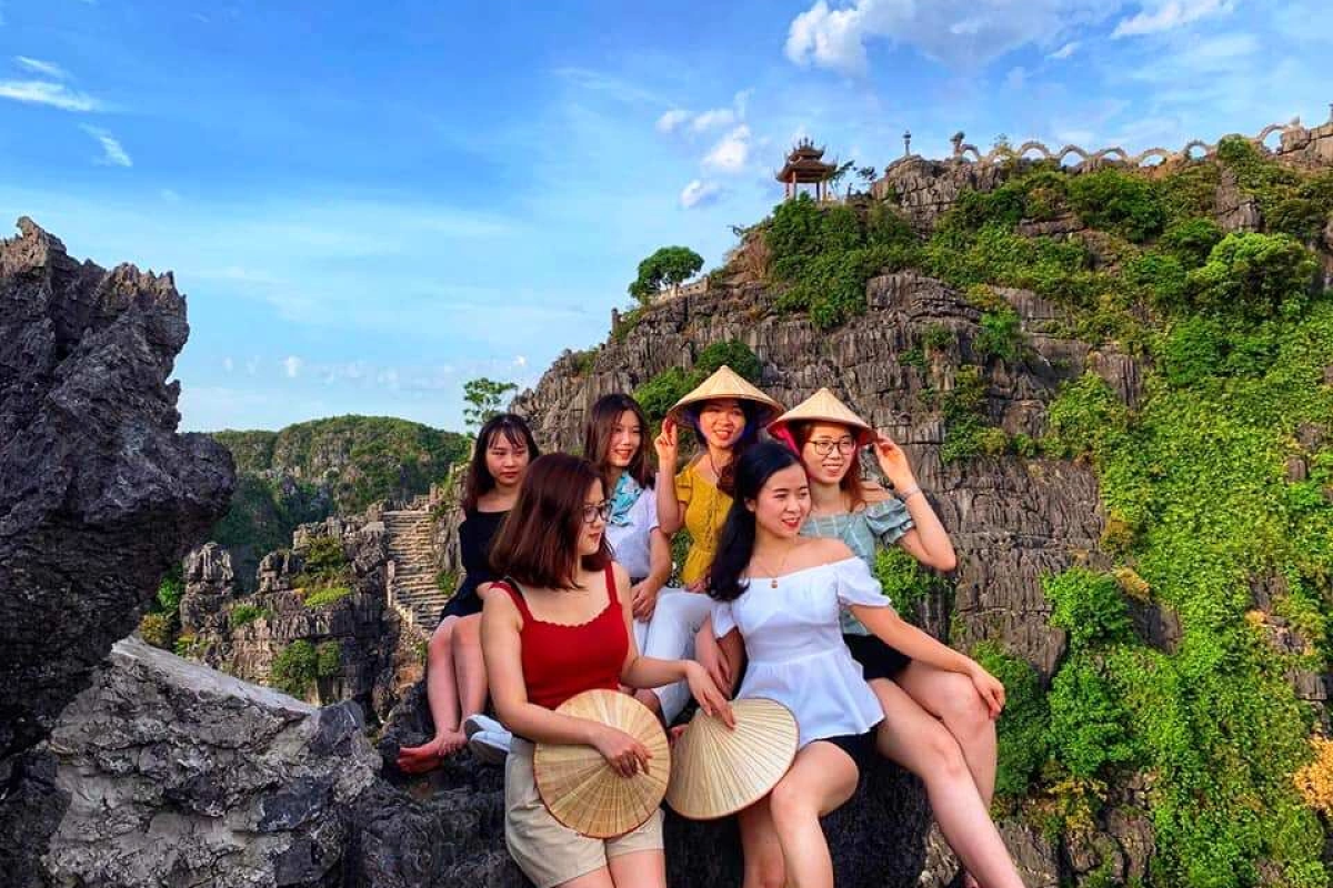 Dừng chân check-in Hang Múa