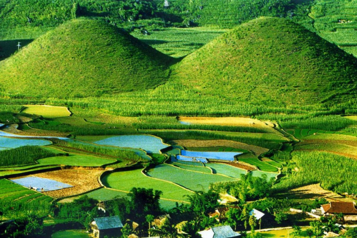 Quản Bạ – Núi Đôi là một trong những điểm có mặt trên mọi bản đồ các điểm du lịch Hà Giang nhờ vẻ đẹp độc đáo hiếm nơi nào có