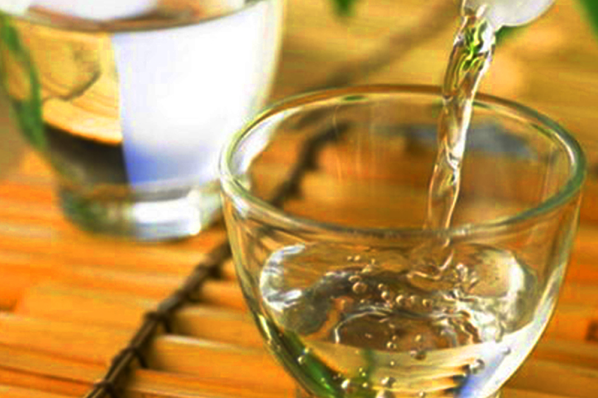 Rượu ngô men lá là một trong những đặc sản Hà Giang nổi tiếng nhất