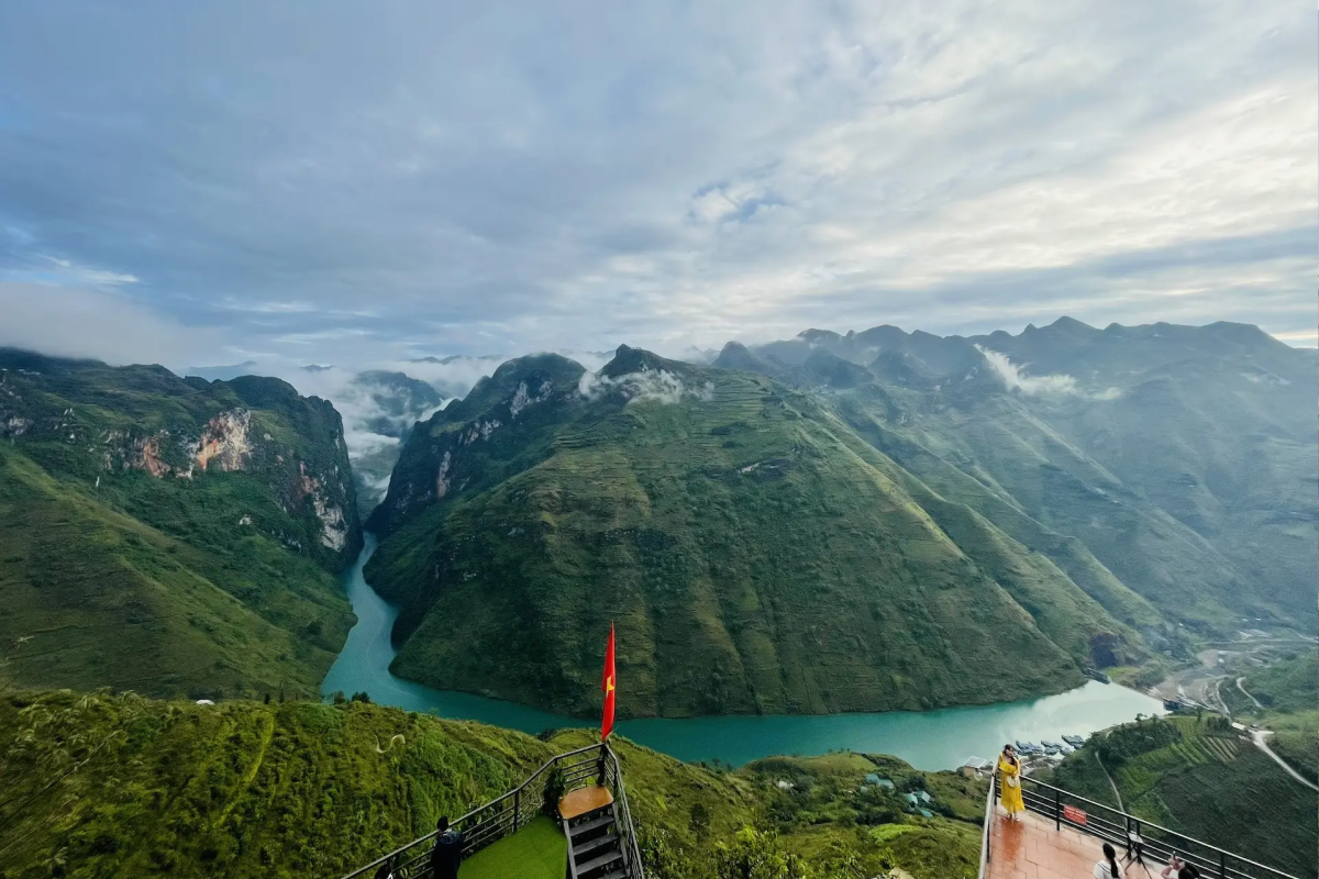 Sông Nho Quế uốn lượn quanh thung lũng tạo nên một bức tranh thiên nhiên tuyệt đẹp, nhìn từ đỉnh đèo Mã Pí Lèng